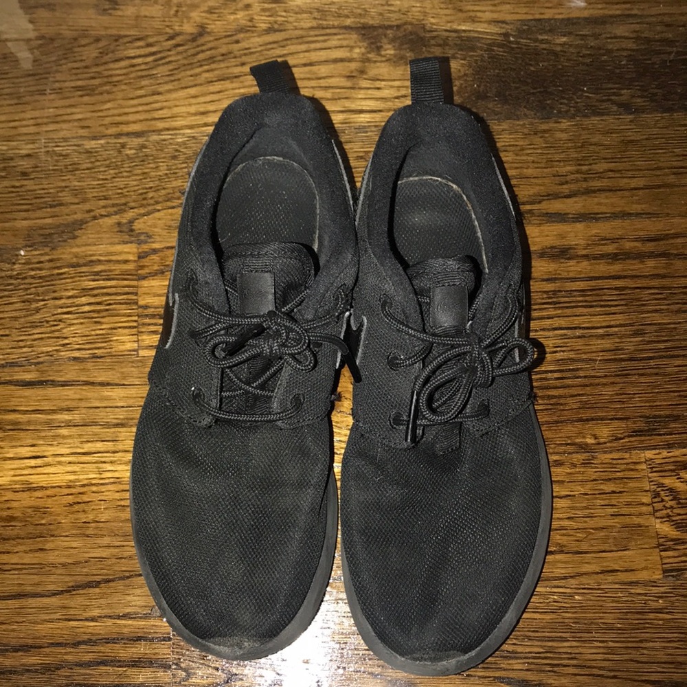 Black Nike running shoes.